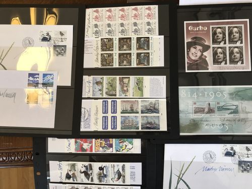 Autographs. 19 booklets and souvenir sheets + nine covers/cards with engraver's and cartoonist's autographs. E.g. five Slania, also Mörck, Franzén, Naszarkowski and Sjöblom, souvenir sheet Garbo.
