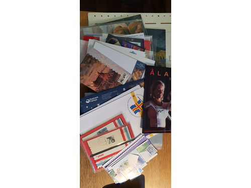 Nordic countries incl. Baltic states. Collection/accumulation mostly ★★ 1900s in box. Åland, Iceland and Faroe Islands are in this batch. Both year sets, blooks and souvenir sheets are included. Two FDC albums. One Leuchtturm album with Latvia, Estonia and sheets with Christmas stamps from the Faroe Islands. One Visir album with Iceland from 1975-2013 in unused stamps. Please see a selection of scans at www.philea.se. Mostly fine quality. Approx. 8 kg. (>3000)