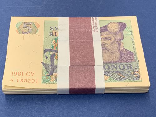 Banknotes, Sweden. SF Q11:21, 5 kronor 1981. Bundle with 100 notes CV A 185201–185300. 01/0.