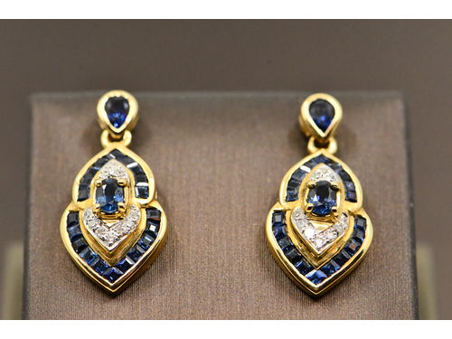 Örhänge, Other. Brilliant earrings with sapphires, 2,09 ct, 0,13 ct, 6,9 ct.   Beskrivning på SVENSKA: Briljantörhängen med safirer, 2,09 ct, 0,13 ct, 6,9 ct.</i>