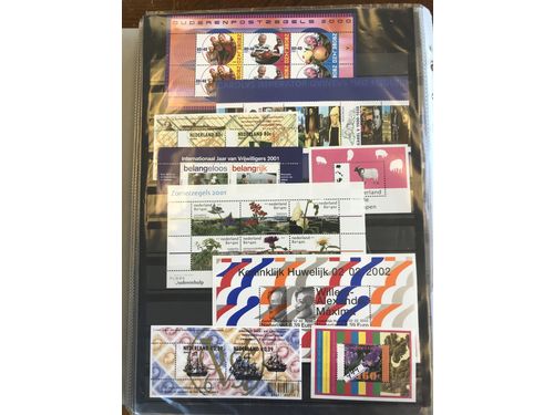 Netherlands. ★★. Collection mostly 1969-2002 in binder incl. e.g. about 70 souvenir sheets, ca 30 slot-machine booklets, se-tenant blocks etc. (800)