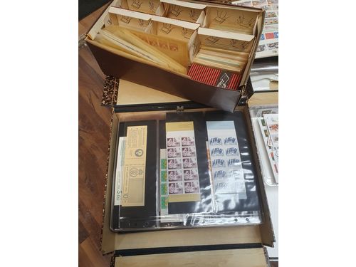 Sweden. Face value, collection/accumulation 1900–2000s in box. Stamps unused for postage, christmas stamps 360 pieces and others for a postage value of around 12000 SEK. Excellent quality. Approx. 6 kg. (1000s)