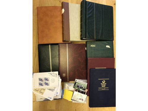 The Faroes. ★★. Box with ** stamps in four albums + envelopes 1975–2021, FDCs, two year books, some booklets and also some Greenland. Approx. 13 kg.
