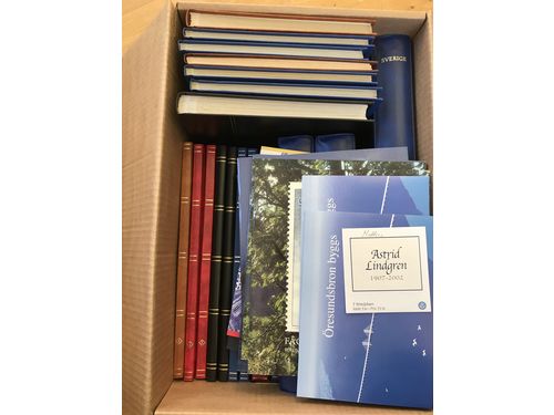 Sweden. Mostly used. Box with used dupl. in 13 stockbooks and three binders with various stamps and FDCs, ** face value ca. 480, + three stockbooks with other countries incl. ** Disney, etc. Approx. 16 kg.