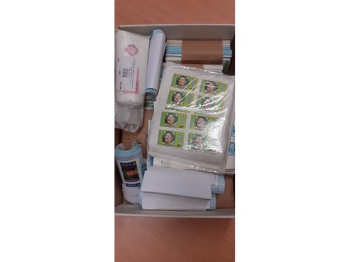 Tanganyika. Accumulation ★★. QUEEN MOTHER MANIA - shoobox filled with souvenir sheets incl imperforated and proof s/s of the QM issue, also some sets in units and proofs of the 100sh stamp. Unusual offer as such.