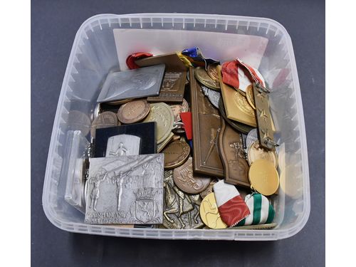 Medals, non-regal, Sweden. Plaquettes and award medals for sports and similar. Mostly of Swedish origin, 20th century in base metals, brass, copper, pewter etc. Approx. 6kg. Please inspect!  . Approx. 7 kg.