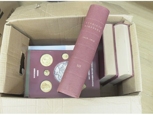 Numismatic literature. One box with 39 auction catalogues + 18 coin newspapers and three books Sveriges Riksbank I–III 1918–1920, mixed quality. Approx. 16 kg.