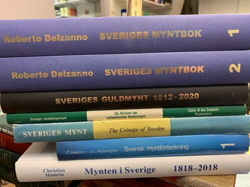 Numismatic literature. Lot. Delzanno: 'SVERIGES MYNTBOK' 1–2, 'SVERIGES GULDMYNT 1512–2020', etc. Seven books in total. The entire lot is presented at www.philea.se. Approx. 14 kg.