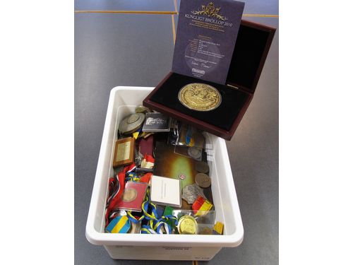 Medals, non-regal, ALL WORLD. One box with hundreds of medals, 1900s, mixed quality. Approx. 12&nbsp;kg.