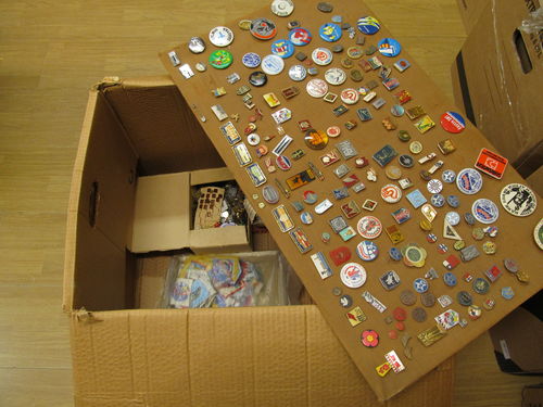 Pins, ALL WORLD. One box with hundreds of pins, 1900s, mixed quality. Approx. 5&nbsp;kg.
