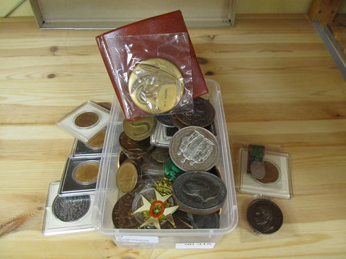 Medals, non-regal, Sweden. One box with bronze and iron medals, 1900s, mixed quality.